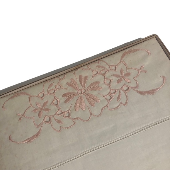 Progress embroidered white/pink flower vintage pillowcase set. New in box - Picture 3 of 5